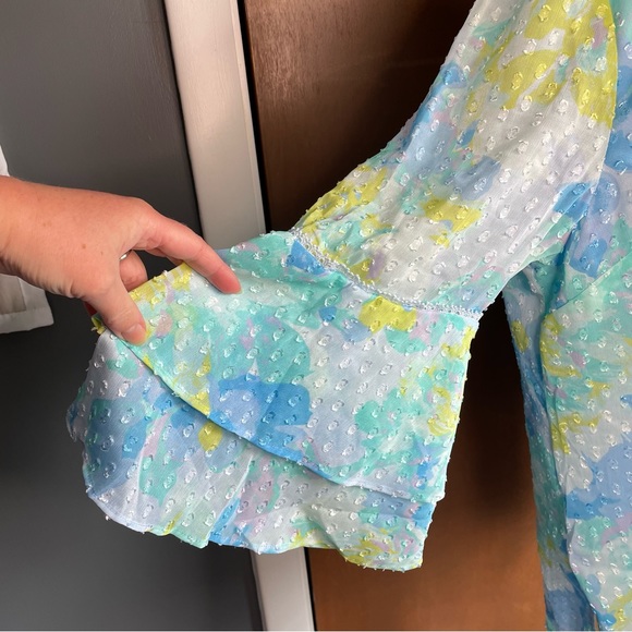 Isaac Mizrahi Women’s Blue Abstract Floral Textured Bell Sleeve Blouse Size 16 - Picture 8 of 13